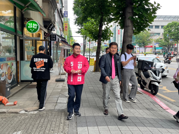 [현장] 김현태 도우러 온 전한길… 계양을 주민들, 극과극 반응
