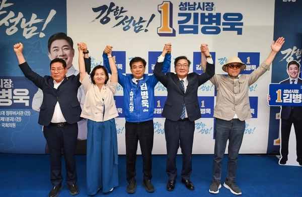 김병욱 더불어민주당 성남시장 후보가 선거대책위원회 출범식에서 공동선대위원장인 김태년·이수진 의원 등과 승리를 다짐하고 있다. /김병욱 후보 캠프 제공
