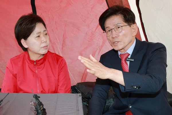국민의힘 양향자 경기도지사 선대위에서 상임총괄선대위원장을 맡은 김문수 전 고용노동부 장관이 19일 경기도 삼성전자 평택캠퍼스에서 삼성전자 노사 대타협을 촉구하며 단식하는 양 후보를 만나고 있다. 2026.5.19 /연합뉴스