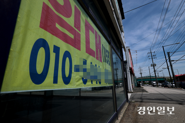 18일 포천시 송우리 가구거리 빈 점포에 임대문의 광고가 붙어 있다. 이처럼 임대를 기다리는 빈점포가 최근 늘고 있다고 이곳 상인들은 전한다. 2026.5.18 포천/최재훈기자 cjh@kyeongin.com