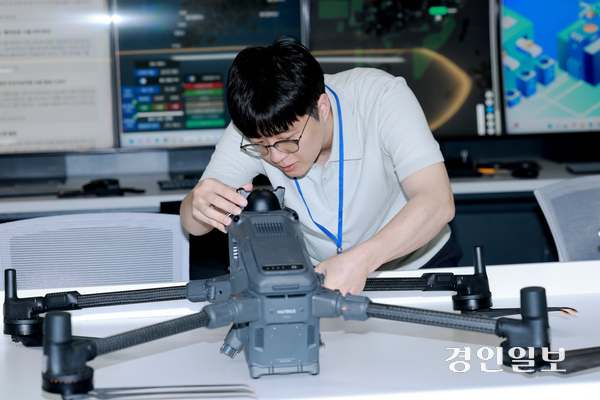 지난해 1월 양주시에 개관한 ‘드론봇인재교육센터’에서 센터 관계자가 드론봇을 작동하고 있다. 이곳에는 드론비행, 드론조정 체험장, 교육장 등이 갖춰져 있으며, 양주시는 센터를 미래산업 기반조성의 전초기지로 삼고 있다. 2026.5.19 의정부/최재훈기자 cjh@kyeongin.com