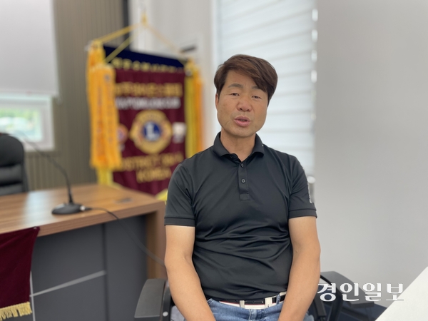 10여 년간 이웃사랑을 실천하고 있는 김성희 가평라이온스클럽 회장은 수난구조대, 자율방범대 등 폭넓은 봉사활동을 펼치고 있다. 2026.5.19 가평/김민수기자 kms@kyeongin.com
