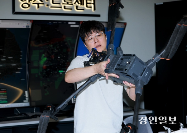 지난해 1월 양주시에 개관한 ‘드론봇인재교육센터’에서 센터 관계자가 드론봇을 작동하고 있다. 이곳에는 드론비행, 드론조정 체험장, 교육장 등이 갖춰져 있으며, 양주시는 센터를 미래산업 기반조성의 전초기지로 삼고 있다. 2026.5.19 의정부/최재훈기자 cjh@kyeongin.com