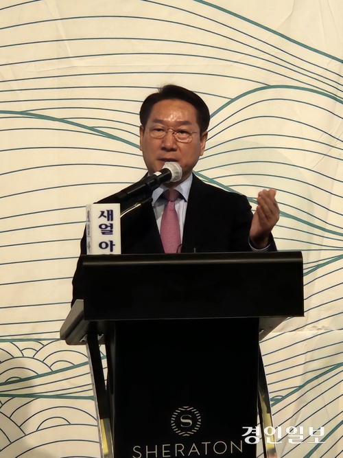 국민의힘 유정복 인천시장 후보가 20일 쉐라톤 그랜드 인천 호텔에서 열린 ‘6·3 지방선거 인천시장 후보 초청 새얼아침대화’에서 강연을 하고 있다. 2026.5.20 /한달수기자 dal@kyeongin.com