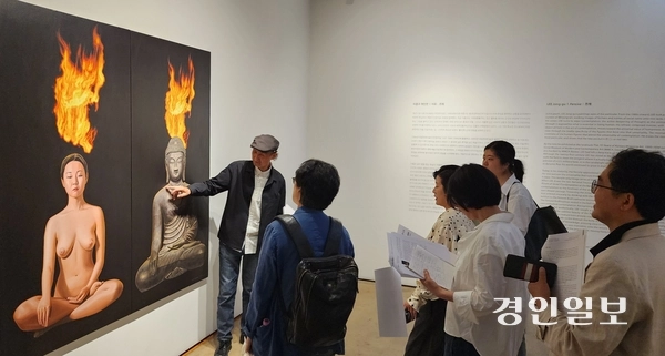 20일 이종구 개인전 ‘사유’가 열리고 있는 서울 학고재 갤러리에서 작품을 설명하고 있는 이종구 화백. 2026.5.20 /김성호기자 ksh96@kyeongin.com