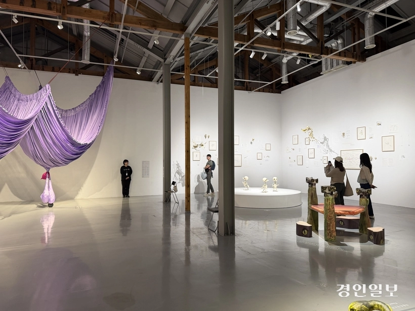 지난 14일 인천아트플랫폼 전시관에서 기획전시 ‘변신연습’을 관람 중인 시민들. 2026.5.14 /백효은기자 100@kyeongin.com