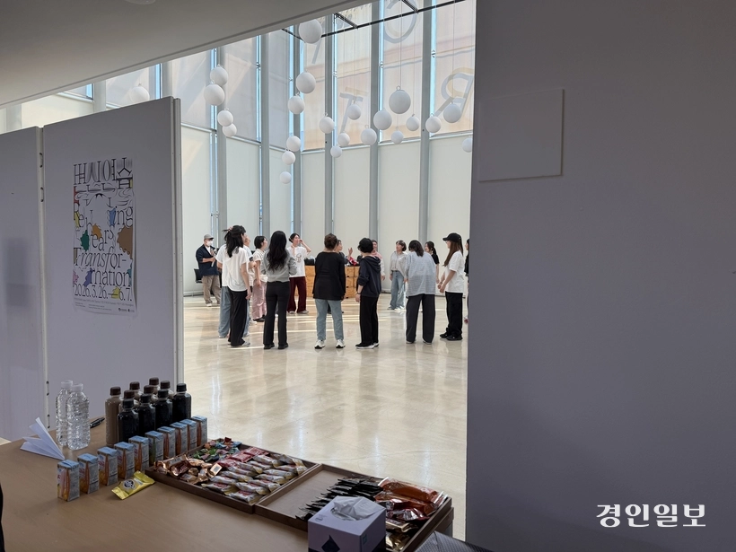 지난 14일 인천아트플랫폼 A동 예술교육 라운지 1층에서 ‘인천아트플랫폼 예술가 강사 양성 프로그램’에 참여 중인 지역 예술인들. 2026.5.14 /백효은기자 100@kyeongin.com
