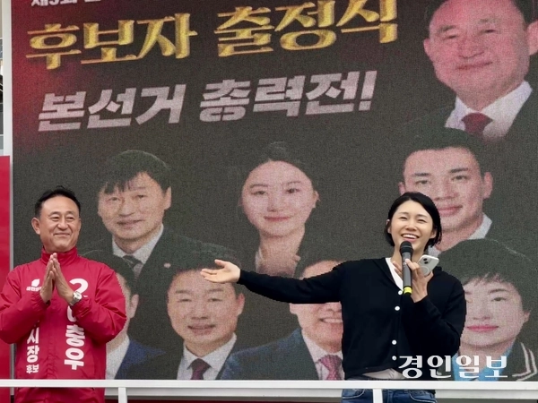 5남매 다둥이 엄마 양세화 씨가 21일 여주 한글시장 입구 출정식 무대에서 이충우 후보에 대한 지지를 호소하는 연설을 하고 있다. 2026.5.21 여주/양동민기자 coa007@kyeongin.com