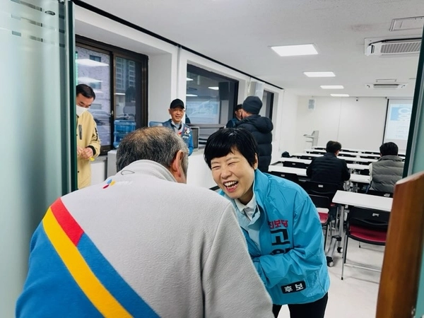 진보당 송영주 고양시장 후보가 시민과 인사하고 있다. /송영주 후보 캠프 제공
