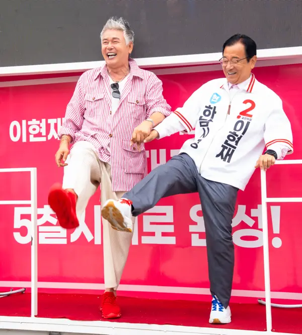 6·3 지방선거 및 국회의원 재·보궐선거 선거운동이 시작된 21일 이현재 국민의힘 하남시장 후보가 미사호수공원에서 출정식을 열었따. 이 후보와 전 태권도 국가대표 출신의 영화배우 이동준씨가 발차기 포퍼먼스를 선보이고 있다. 2026.5.21 /이현재 후보 캠프 제공