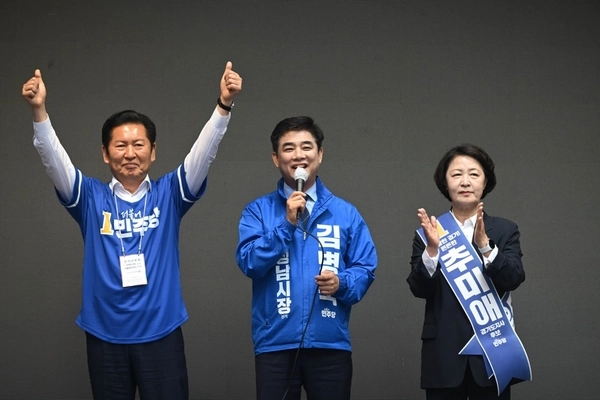 김병욱 더불어민주당 성남시장 후보가 정청래 당 대표, 추미애 경기도지사 등이 함께한 출정식을 하고 있다. /김병욱캠프 제공