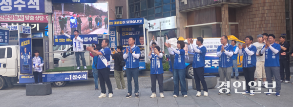 21일 분수대 광장에서 열린 성수석 이천시장 후보 선거 출정식에서 “시장 직통 문자 한 통으로 민생을 직접 읽고 답하겠다”며 “불필요한 보고는 줄이고 시민을 위한 시간은 늘리는 일 잘하는 이천시청으로 체질을 완전히 개선하겠다”고 약속했다. 2026.5.21 이천/서인범기자 sib@kyeongin.com