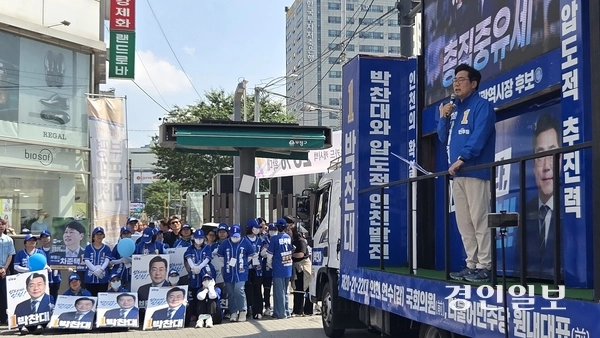 더불어민주당 박찬대 인천시장 후보가 23일 부평문화의거리에서 시민들에게 지지를 호소하고 있다. 2026.5.23 /김희연기자 khy@kyeongin.com