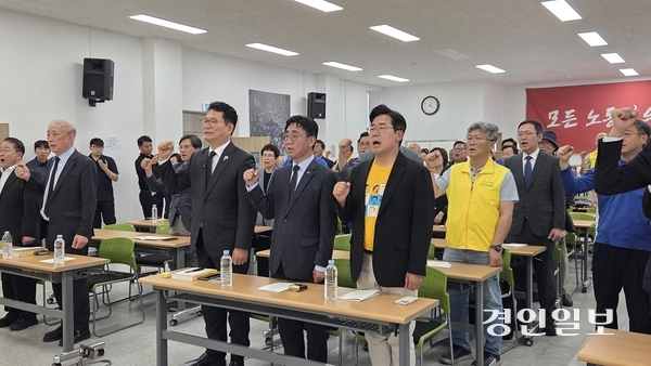더불어민주당 박찬대 인천시장 후보가 23일 ‘노무현 대통령 17주기 인천 추모식’에 참석해 ‘임을 위한 행진곡’을 부르고 있다. 2026.5.23 /김희연기자 khy@kyeongin.com