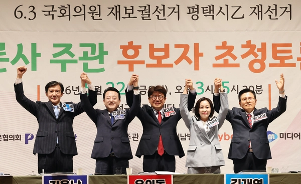 ]22일 오후 경기 평택시 팽성국제교류센터에서 열린 평택지역신문협의회·평택시 기자단 주최 경기 평택을 국회의원 재보궐선거 후보자 초청토론회에 앞서 후보자들이 기념촬영을 하고 있다. 왼쪽부터 조국혁신당 조국, 더불어민주당 김용남, 국민의힘 유의동, 진보당 김재연, 자유와혁신 황교안 후보. 2026.5.22 /연합뉴스