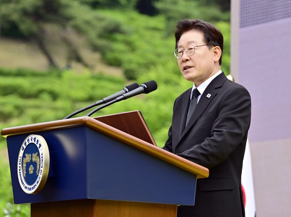 이재명 대통령이 23일 오후 경남 김해시 진영읍 봉하마을에서 열린 노무현 전 대통령 17주기 추도식에서 추도사하고 있다. 2026.5.23 /연합뉴스