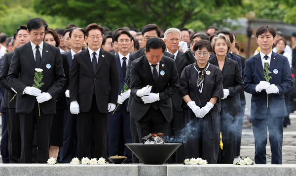 더불어민주당 정청래 대표가 23일 경남 김해시 봉하마을에서 열린 고 노무현 전 대통령 서거 17주기 추도식에 참석해 노 전 대통령 묘소를 참배하고 있다. 2026.5.23 /연합뉴스