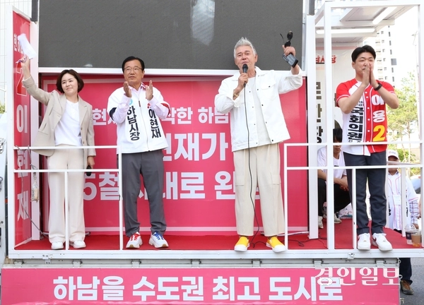 24일 장날을 맞은 덕풍전통시장 앞에서 열린 ㄱ구민의힘 합동연설회에 영화배우 이동준씨가 지지 연설을 하고 있다.  2026.5.24 하남/문성호기자 moon23@kyeongin.com