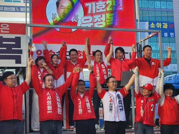 24일 인천 부평구 부평문화의거리 유세 현장에서 국민의힘 유정복 인천시장 후보와 장동혁 대표, 부평구 시의원·구의원 출마자들이 시민들을 향해 지지를 호소하고 있다. 2026.5.24 /한달수기자 dal@kyeongin.com