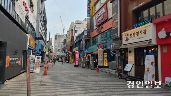안양의 대표적 구도심 상권이지만 최근 침체를 면치 못하고 있는 안양1번가 일대 상가들 모습. /경인일보DB