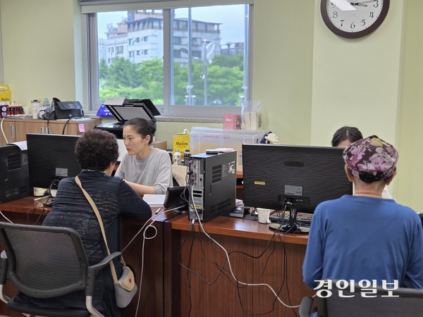 오산시 신장1동행정복지센터 고유가피해지원금 신청 창구에서 주민들이 상담을 진행하고 있다.  2026.5.21 오산/공지영기자 jyg@kyeongin.com