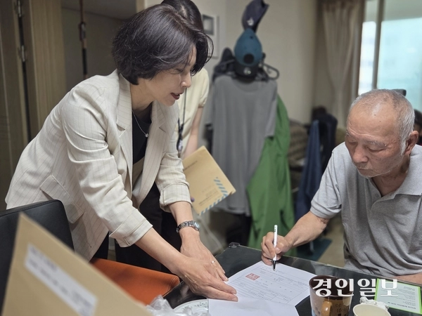 ‘찾아가는 신청서비스’를 진행 중인 오산시. 윤영미 부시장이 거동이 불편한 오산 주민을 직접 만나 신청을 돕고 있다.  2026.5.21 오산/공지영기자 jyg@kyeongin.com