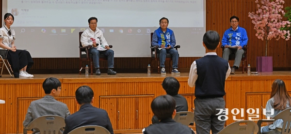 23일 오후 인천시 서구 동인천여중 체육관에서 열린 ‘청소년 교육감 공약 포럼’에 참석한 학생들이 교육감 후보들에게 질문을 하고 있다. 2026.5.23 /조재현기자 jhc@kyeongin.com