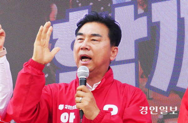 김대영 국민의힘 안양시장 후보가 도시 균형발전 및 구도심 활성화를 강조하며 시민들에게 연설하고 있다. 2026.5.22  안양/박상일기자 metro@kyeongin.com