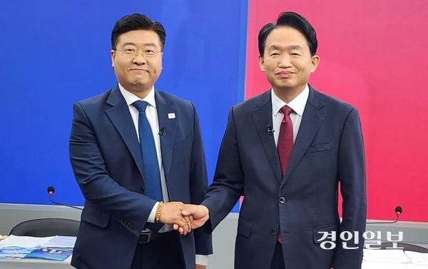 25일 오후 인천 SK브로드밴드 인천방송 스튜디오에서 열린 제물포구청장 후보자 토론회에 참석한 더불어민주당 남궁형 후보와 국민의힘 김찬진 후보. 2026.5.25 /김성호기자 ksh96@kyeongin.com