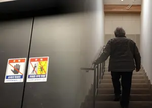 “넘어질까 무서워요”… 승강기 없는 경로당에 막힌 노인들