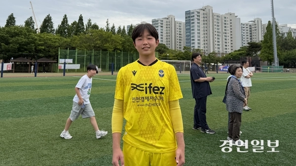 26일 부산광역시 강서구 명지근린공원에서 열린 제55회 전국소년체육대회 축구 남자 15세 이하부 결승전에서 승부차기 끝에 인천 Utd U15 광성중이 우승을 차지해했다. 이날 승리를 이끌며 최우수선수(MVP)에 선정된 골키퍼 안시후. 2026.5.26 부산/백효은기자100@kyeongin.com