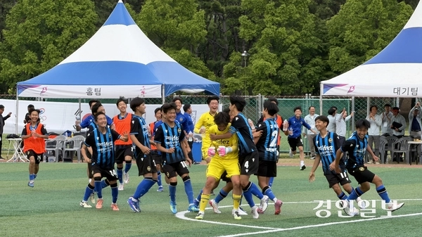 26일 부산광역시 강서구 명지근린공원에서 열린 제55회 전국소년체육대회 축구 남자 15세 이하부 결승전에서 승부차기 끝에 우승한 인천 Utd U15 광성중 선수들이 기뻐하고 있다. 2026.5.26 부산/백효은기자100@kyeongin.com
