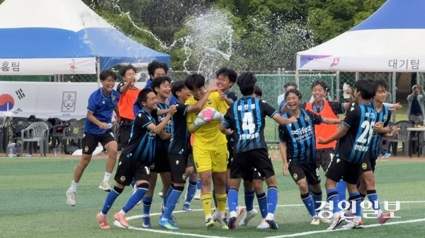 26일 부산광역시 강서구 명지근린공원에서 열린 제55회 전국소년체육대회 축구 남자 15세 이하부 결승전에서 승부차기 끝에 우승한 인천 Utd U15 광성중 선수들이 기뻐하고 있다. 2026.5.26 부산/백효은기자100@kyeongin.com