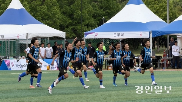 26일 부산광역시 강서구 명지근린공원에서 열린 제55회 전국소년체육대회 축구 남자 15세 이하부 결승전에서 승부차기 끝에 우승한 인천 Utd U15 광성중 선수들이 기뻐하고 있다. 2026.5.26 부산/백효은기자100@kyeongin.com