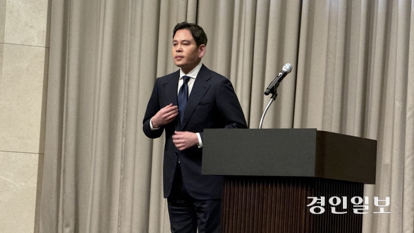 26일 오전 정용진 신세계그룹 회장이 스타벅스 ‘탱크데이’ 마케팅과 관련해 고개를 숙이고 있다. 2026.5.26 / 윤혜경기자 hyegyung@kyeongin.com