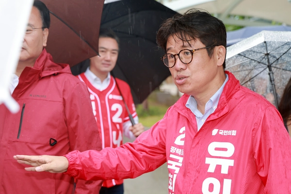 유의동 국민의힘 평택을 국회의원 재선거 후보가 20일 평택시 수도권 전철 1호선 서정리역 인근에서 평택을 교통현안 간담회 참석자와 대화하고 있다. 2026.5.20 /연합뉴스