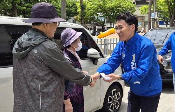 더불어민주당 김남국 안산시갑 국회의원 재보선 후보가 안산시 사이동에서 유권자에게 지지를 호소하고 있다. /김남국 후보 캠프 제공