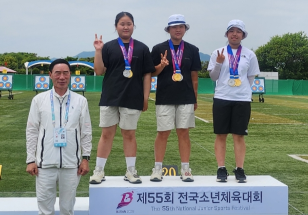 제55회 전국소년체육대회 경기도 양궁 여자 12세 이하부 입상 선수단. (왼쪽부터)이원성 경기도체육회장, 이다연(송정초), 원서아(하성초), 조민경(경남 촉석초). /경기도양궁협회 제공
