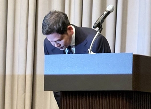 ‘스벅 탱크데이 사태’ 정용진 고개 숙였지만 여론 싸늘
