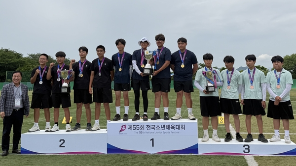 26일 부산광역시 을숙도 축구장에서 열린 양궁 남자 15세 이하부 단체전에서 우승을 차지한 인천시 선발팀. /인천시체육회 제공