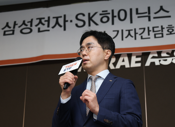김남기 미래에셋자산운용 부사장이 26일 서울 중구 미래에셋센터원빌딩에서 열린 ‘삼성전자·SK하이닉스 단일종목 레버리지·인버스’ ETF(상장지수펀드) 상장 간담회에서 발언하고 있다. 2026.5.26 /연합뉴스