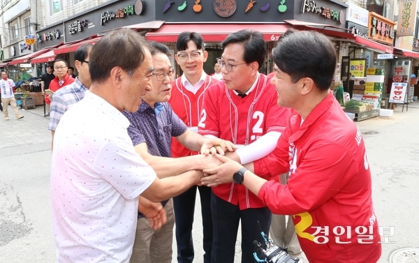 국민의힘 송언석 원내대표와 박충권 원내수석대변인이 27일 하남 석바대 상점가 돌며 하홍모 석바대 상인회장 등 상인들에게 “이용 후보를 당선시켜 하남발전에 이용해 달라”고 이용 하남갑 후보의 지지를 호소하고 있다. 2025.5.27 하남/문성호기자 moon23@kyeongin.com
