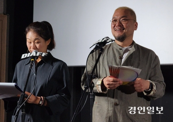 26일 인천 애관극장에서 열린 제14회 디아스포라영화제 폐막식에서 사회를 맡은 이혁상 영화제 프로그래머/2026. 5.26/김성호기자 ksh96@kyeongi.com