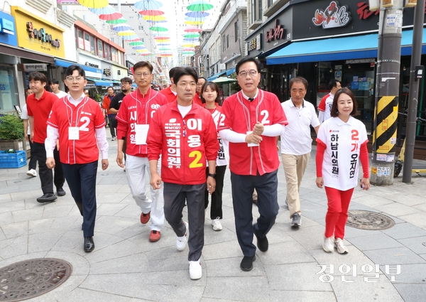 국민의힘 송언석 원내대표와 박충권 원내수석대변인은 27일 하남 석바대 상점가와 신장전통시장을 둘러보고 있다. 송 원내 대표는 “이용 후보를 당선시켜 하남발전에 이용해 달라”며 이용 하남갑 국회의원 후보와 국민의힘 소속 도·시의원의 지지를 호소했다. 2025.5.27 하남/문성호기자 moon23@kyeongin.com