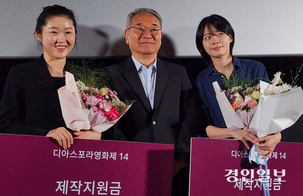 26일 인천 애관극장에서 열린 제14회 디아스포라영화제 폐막식에서 이광훈(가운데) 인천영상위원회 운영위원장으로부터 관객상을 받은 안혜림(좌측)과 이재인 감독(오른쪽)/2026. 5.26/김성호기자 ksh96@kyeongi.com