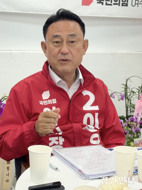 이충우 국민의힘 여주시장 후보가 27일 여주터미널 3층 선거사무소에서 열린 기자간담회에서 더불어민주당 박시선 후보의 공보물 내용을 항목별로 반박하며 발언하고 있다. 2026.5.27 여주/양동민기자 coa007@kyeongin.com
