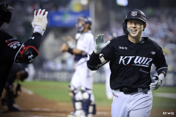 “단타는 지겨워” kt wiz 최원준이 26일 멀티홈런을 때려내며 KBO 리그 수위타자에 등극했다. 2026.5.26 /kt wiz 제공