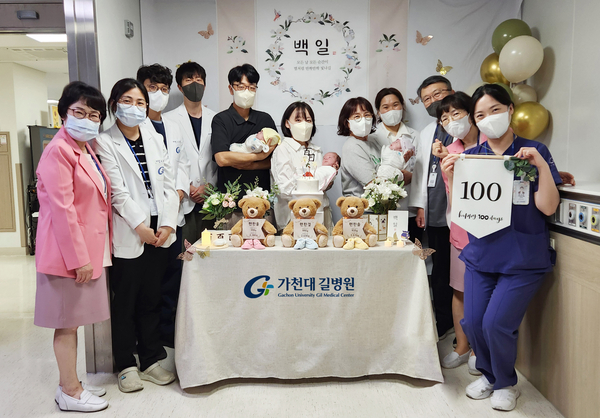 올해 2월 광주광역시에서 소방헬기로 긴급 이송된 후 무사히 태어나 무럭무럭 자라고 있는 삼둥이를 위해 가천대 길병원 의료진이 지난 26일 백일잔치를 열어줬다. /가천대 길병원 제공