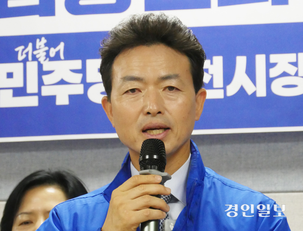 김종천 더불어민주당 과천시장 후보가 과천시의회 열린강좌실에서 공약을 발표하고 있다. 2026.5.22 과천/박상일기자 metro@kyeongin.com