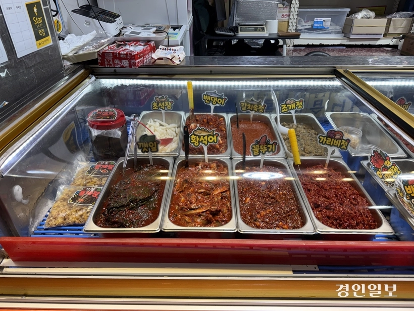 강화군 외포항 젓갈시장의 한 점포에서 팔고 있는 다양한 젓갈. 2026.5.20 /박경호기자 pkhh@kyeongin.com